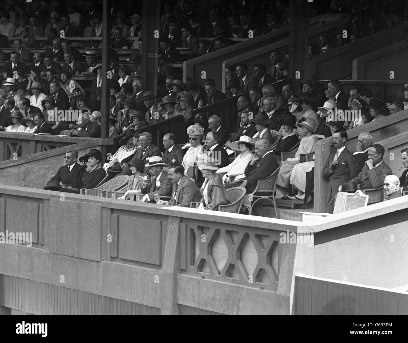 Royalty - il Re e la Regina del Portogallo - Wimbledon tennis Championship - All England Lawn tennis Club. Il re Manuel II del Portogallo e la regina consorte Augusta guardano il tennis a Wimbledon con la famiglia reale britannica. Foto Stock