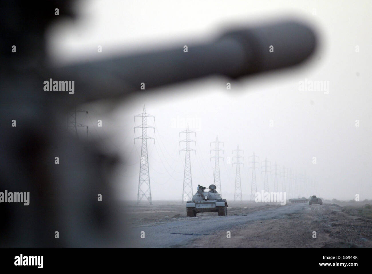 Carri armati iracheni T55 che giacciono sul lato della strada, bombardati dalle forze della Coalizione. Foto Stock