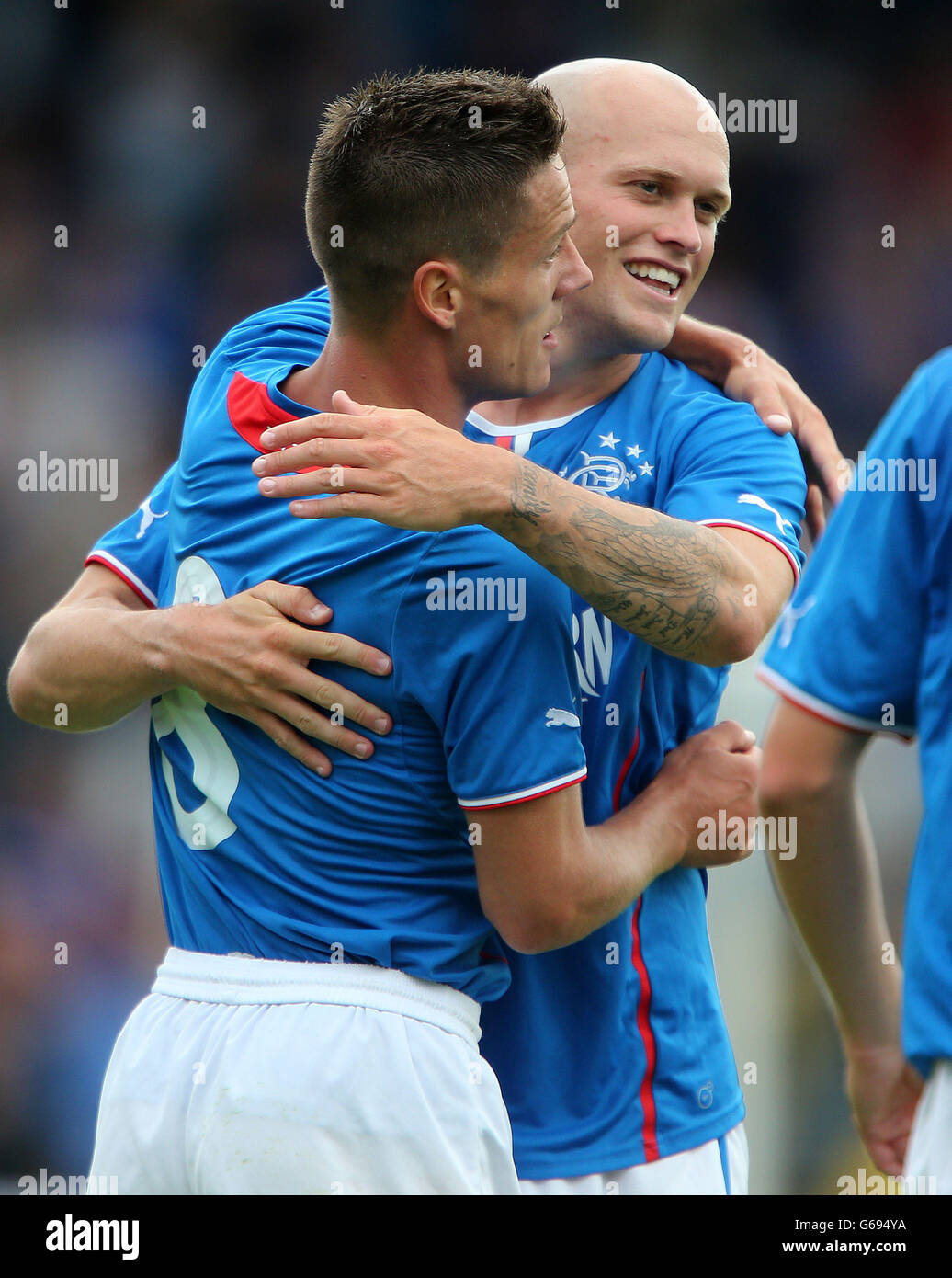 Il Rangers' Ian Black celebra il punteggio con Nicky Law durante la Ramsdens Challenge Cup, la prima partita South-West del round all'Almondvale Stadium di Livingston. Foto Stock