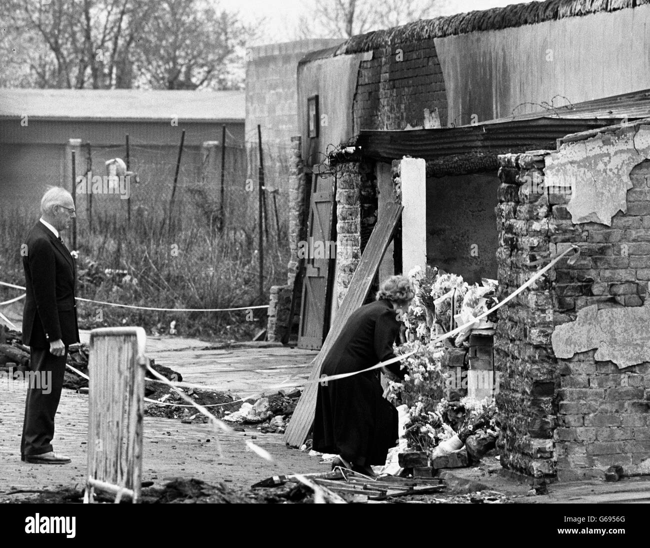Margaret Thatcher stabilisce i fiori a Bradford City Fire Site Foto Stock