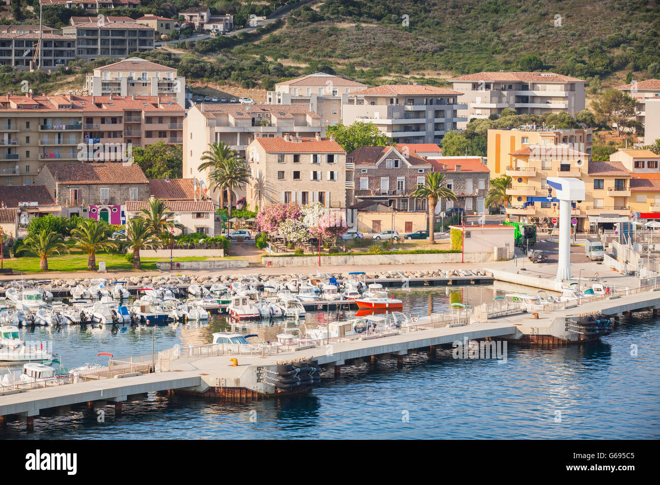 Molo di cemento con gru nel Porto di Propriano, Sud Corsica, Francia Foto Stock