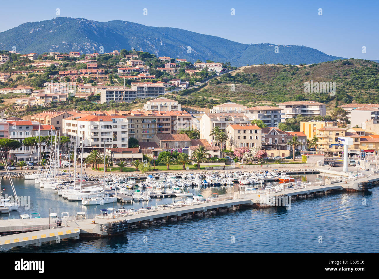 Vista dal mare di Propriano porto, Sud Corsica, Francia Foto Stock