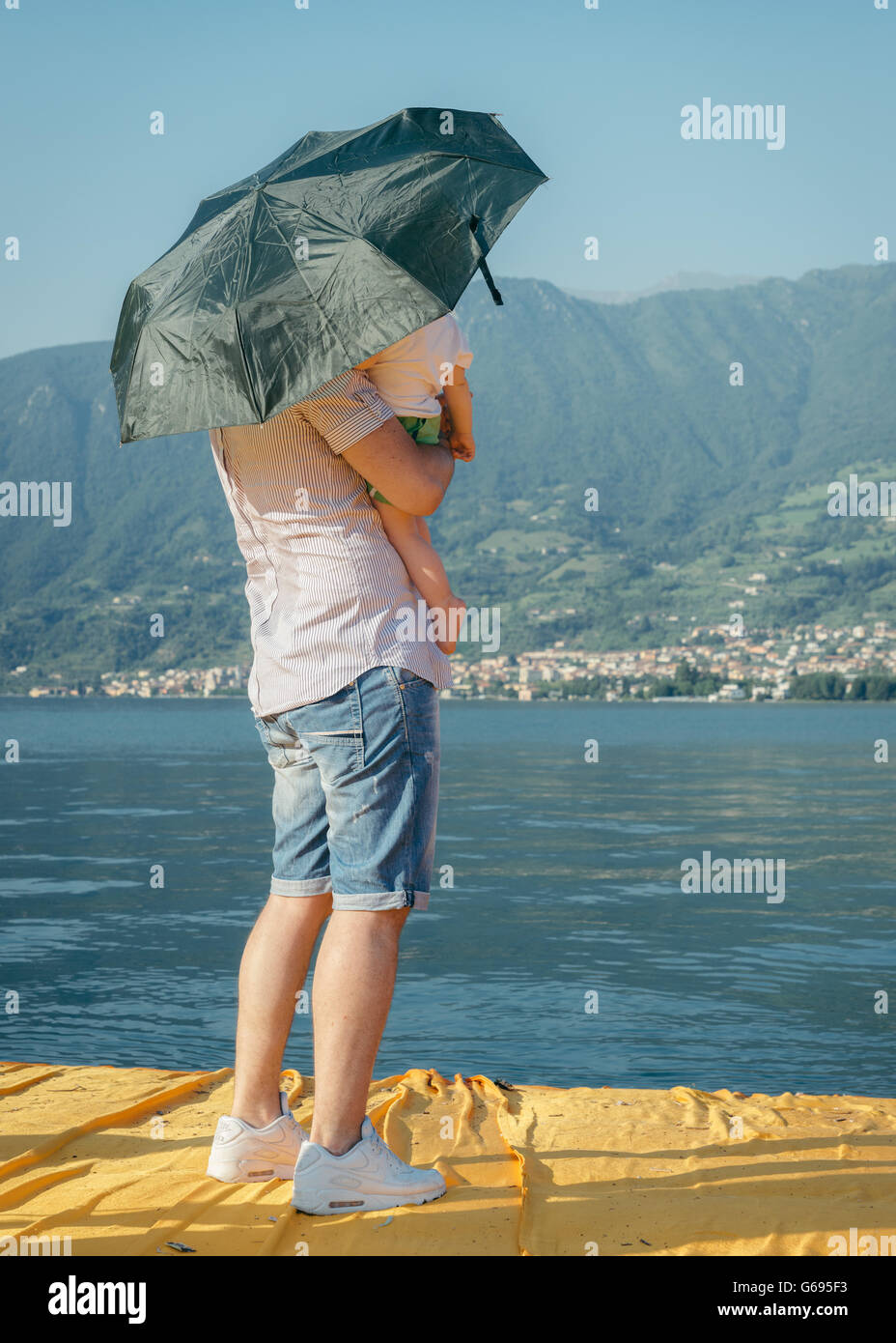 I pontili galleggianti Christo progetto. I visitatori a piedi da Sulzano a Monte Isola e per l'isola di San Paolo. Foto Stock