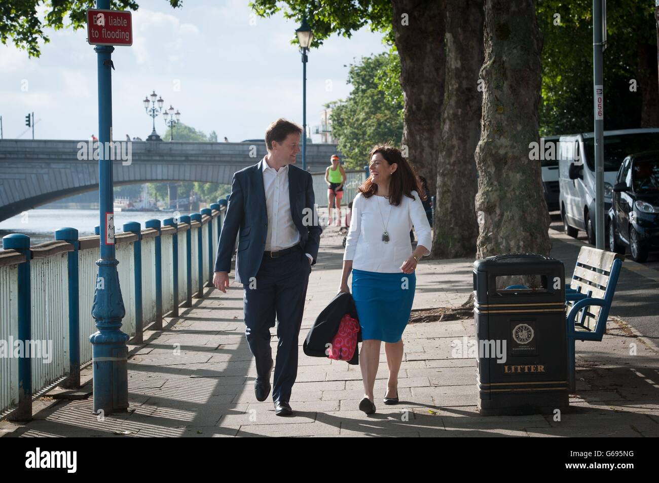 Il vice primo ministro Nick Clegg e sua moglie Miriam portano il battello fluviale dalla loro casa a Putney a Westminster il suo primo giorno di ritorno al lavoro dopo la loro vacanza in Spagna. Foto Stock