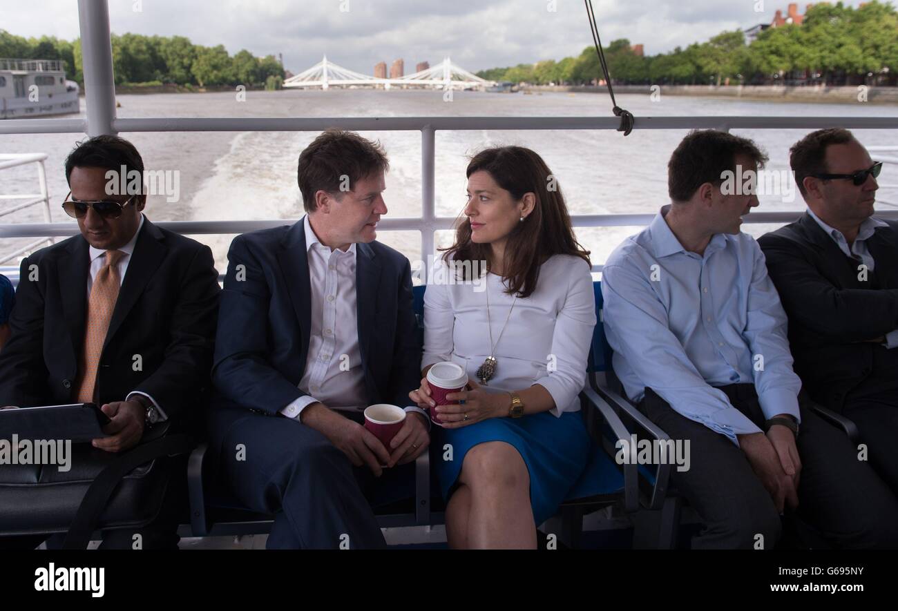 Il vice primo ministro Nick Clegg e sua moglie Miriam portano il battello fluviale dalla loro casa a Putney a Westminster il suo primo giorno di ritorno al lavoro dopo la loro vacanza in Spagna. Foto Stock