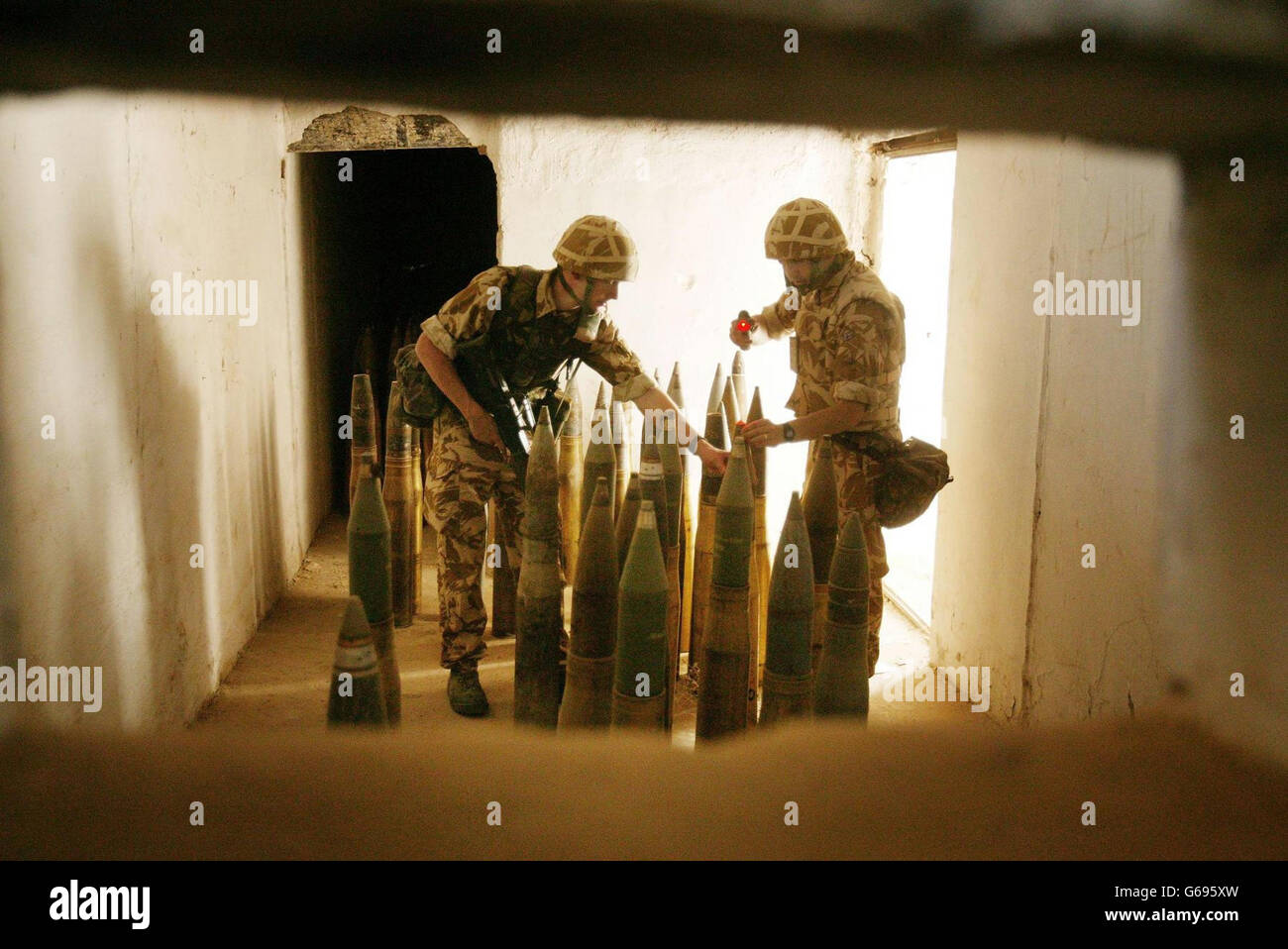 Soldati britannici che guardano le conchiglie lasciate in una base abbandonata vicino a Basra. Foto di Dan Chung, The Guardian, MOD Pool Foto Stock