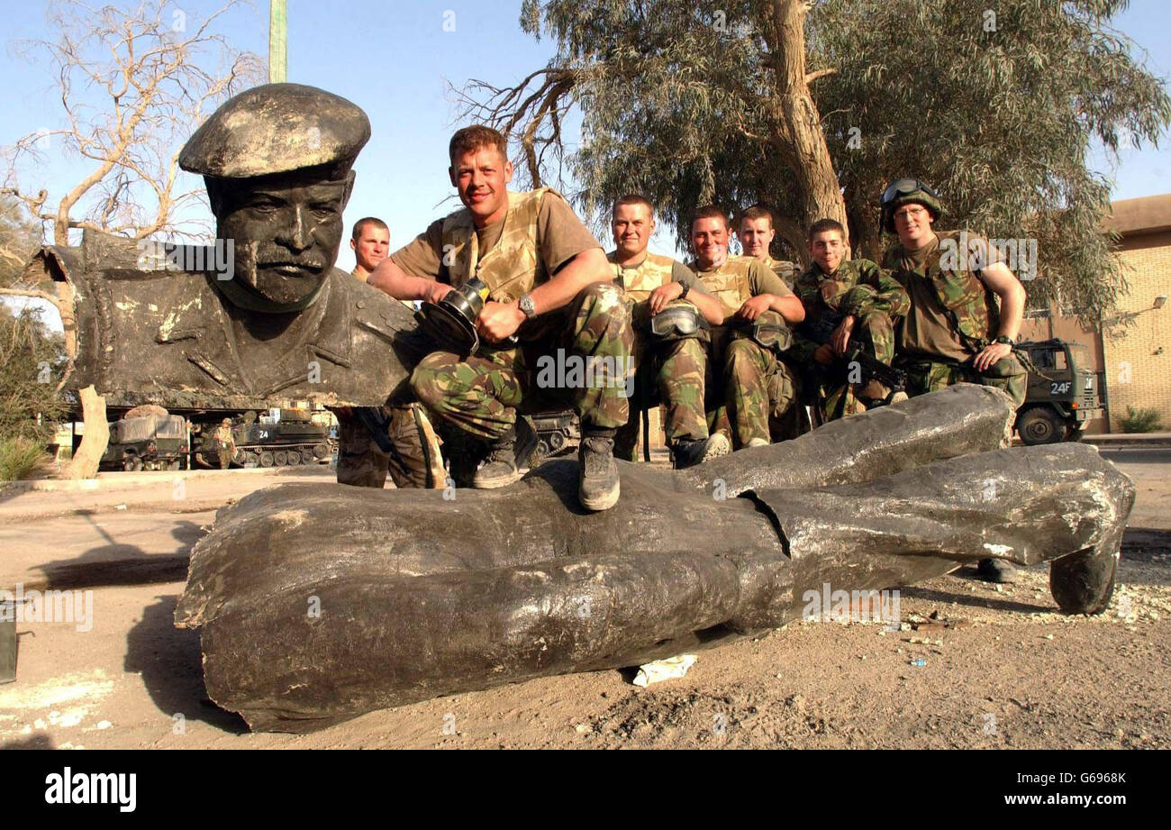 Una statua di Saddam Hussien alta 17 piedi è stata rovesciata e decapitata da Royal Electrical Mechanical Engineers 25 Armoured Engineer Squadron, 2 RTR (Royal Tank Regiment) gruppo di battaglia in AZ Zubaya, Iraq. Foto Stock
