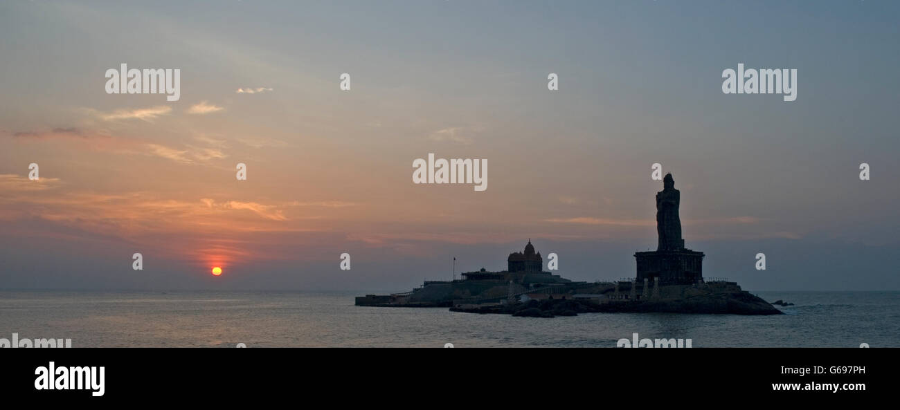 Alba sull'Oceano Indiano, Vivekananda Rock Memorial, Kanyakumari, Tamil Nadu, India Foto Stock