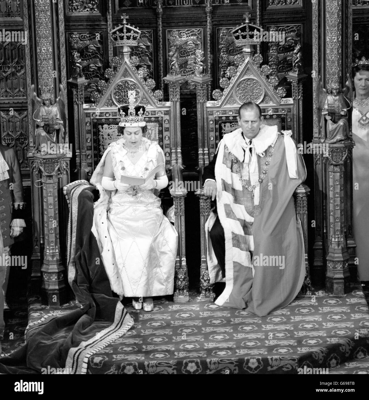 La regina Elisabetta II e il principe Filippo, il duca di Edimburgo indossando abiti ducali Foto Stock