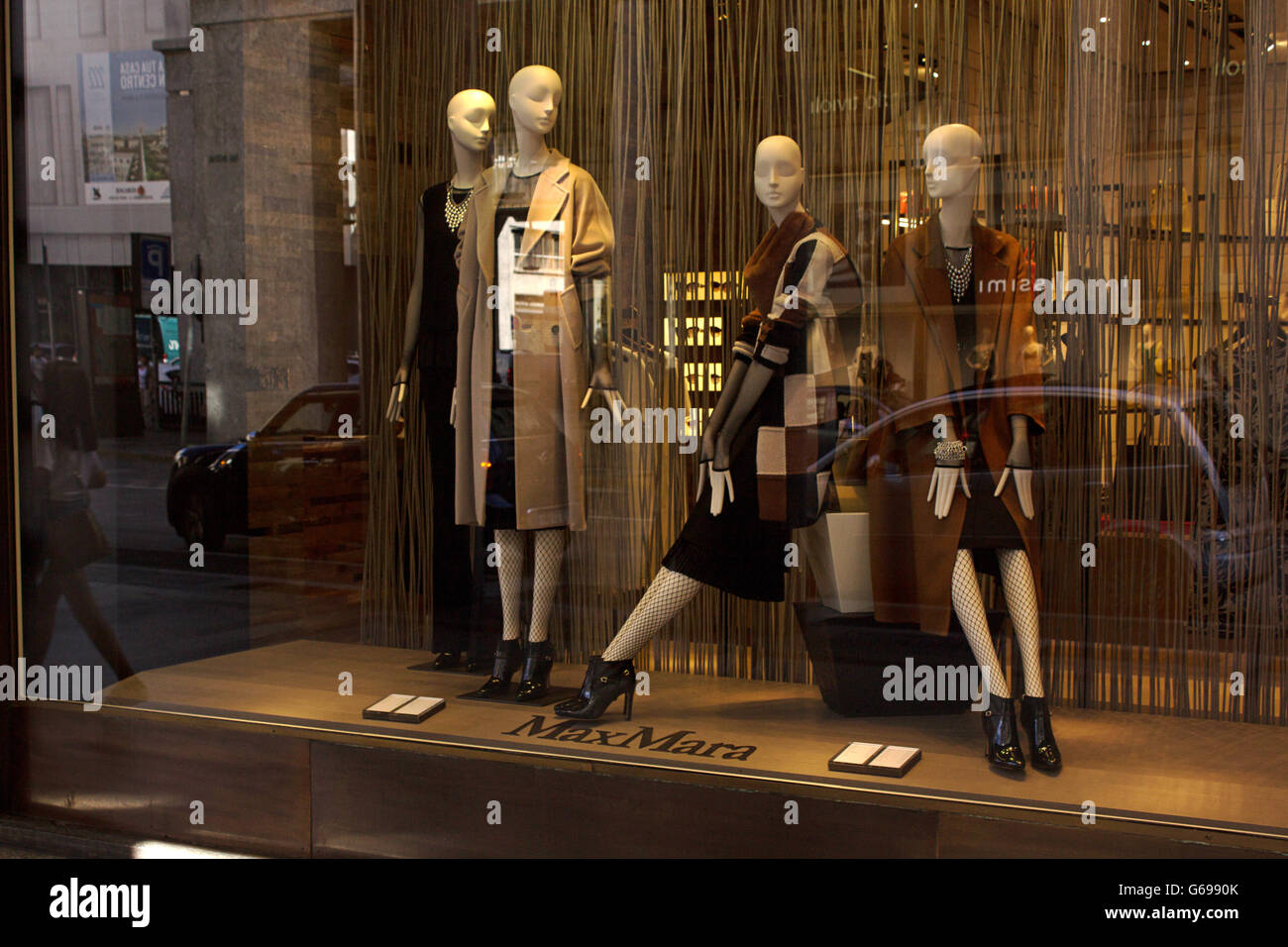 Max Mara donne il lusso di alta moda e accessori carrello windows a Torino  fashion avenue, Via Roma Foto stock - Alamy