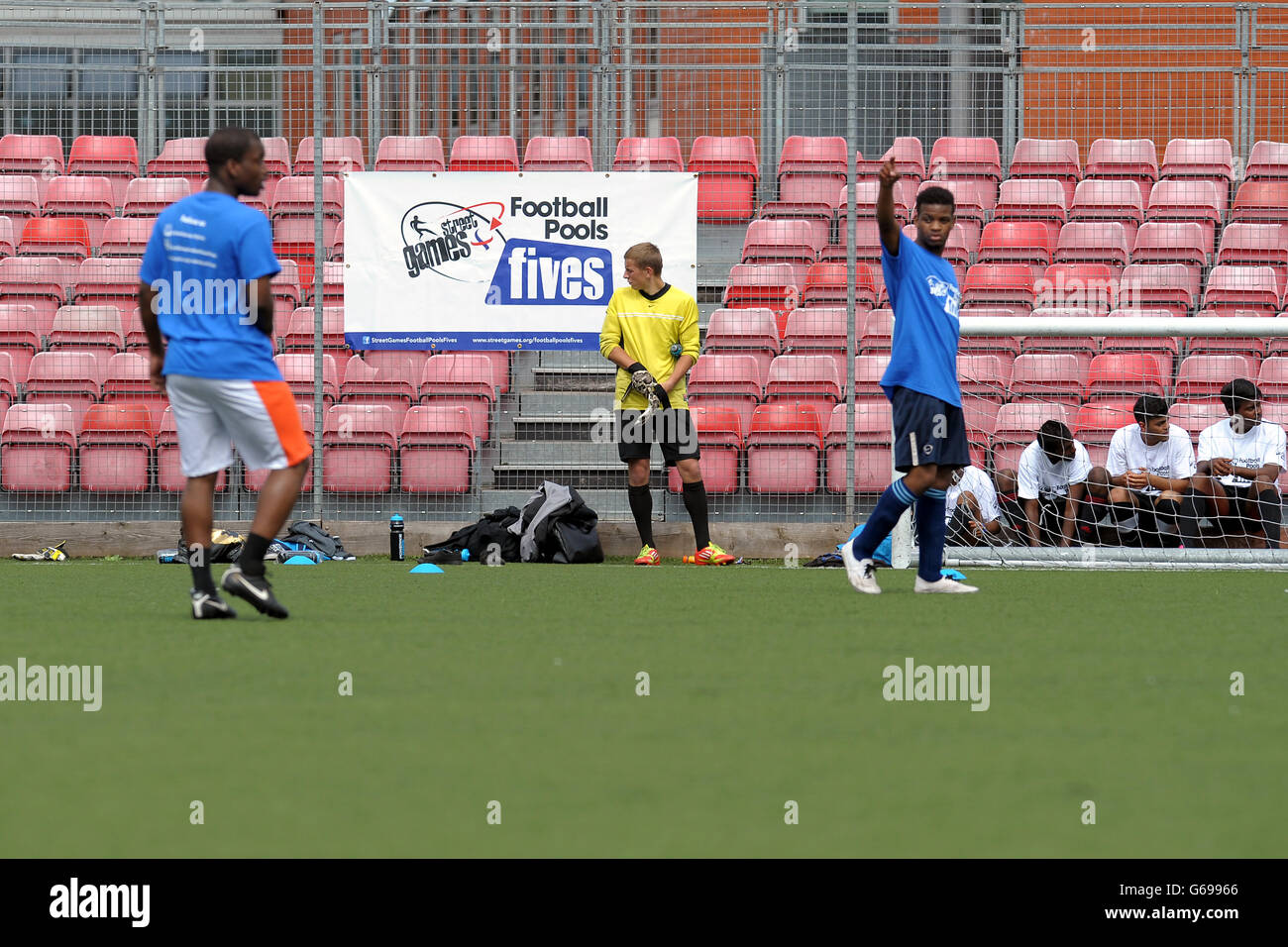 Azione in gruppo durante i Fast Track StreetGames presso la City Academy Bristol, Bristol. Foto Stock