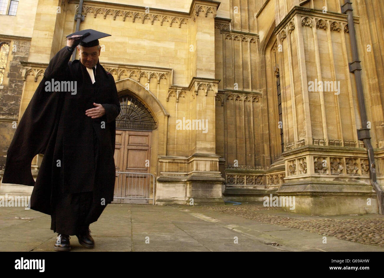 Il Reverand Paul Plumpton di Oldham si recò al quadrilatero dello Sheldonian Theatre di Oxford, mentre si prepara a votare per il nuovo Cancelliere dell'Università di Oxford. * i quattro candidati sono Lord Bingham, il lord senior law, il Commissario dell'UE Chris Patten, l'ex presidente del Comitato per gli standard nella vita pubblica Lord Neill QC e l'emittente Sandi Toksvig. Più di 100,000 laureati hanno diritto di voto, anche se si ritiene che solo un quinto di questi si presenterà. Foto Stock