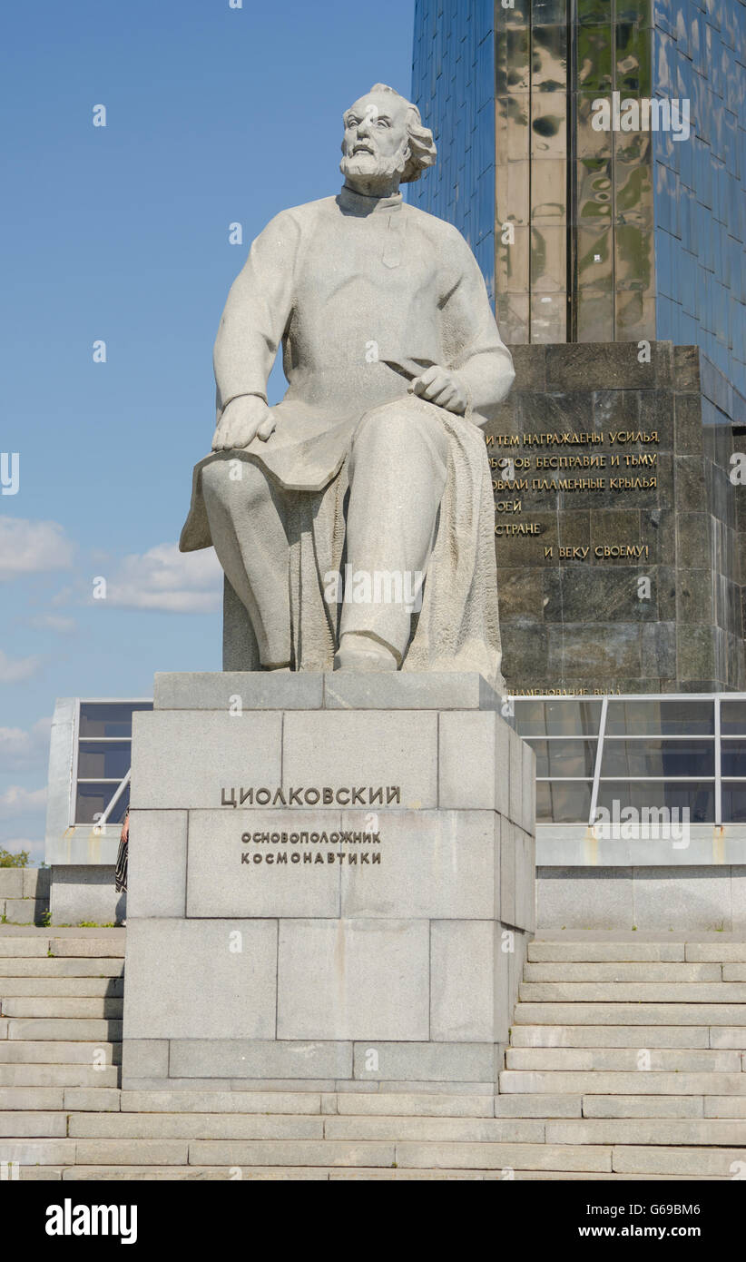 Mosca, Russia - Agosto 10, 2015: Monumento a Konstantin Tsiolkovsky, il fondatore di astronautica presso il monumento "conquistatori di Foto Stock