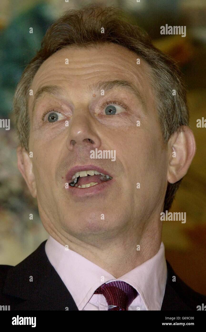 Il primo ministro britannico Tony Blair, fa una dichiarazione stampa alla sua residenza londinese n.10 Downing Street, in cui ha accolto con favore l'annuncio del presidente americano George Bush sulla pubblicazione della "Road map" del Medio Oriente. Foto Stock