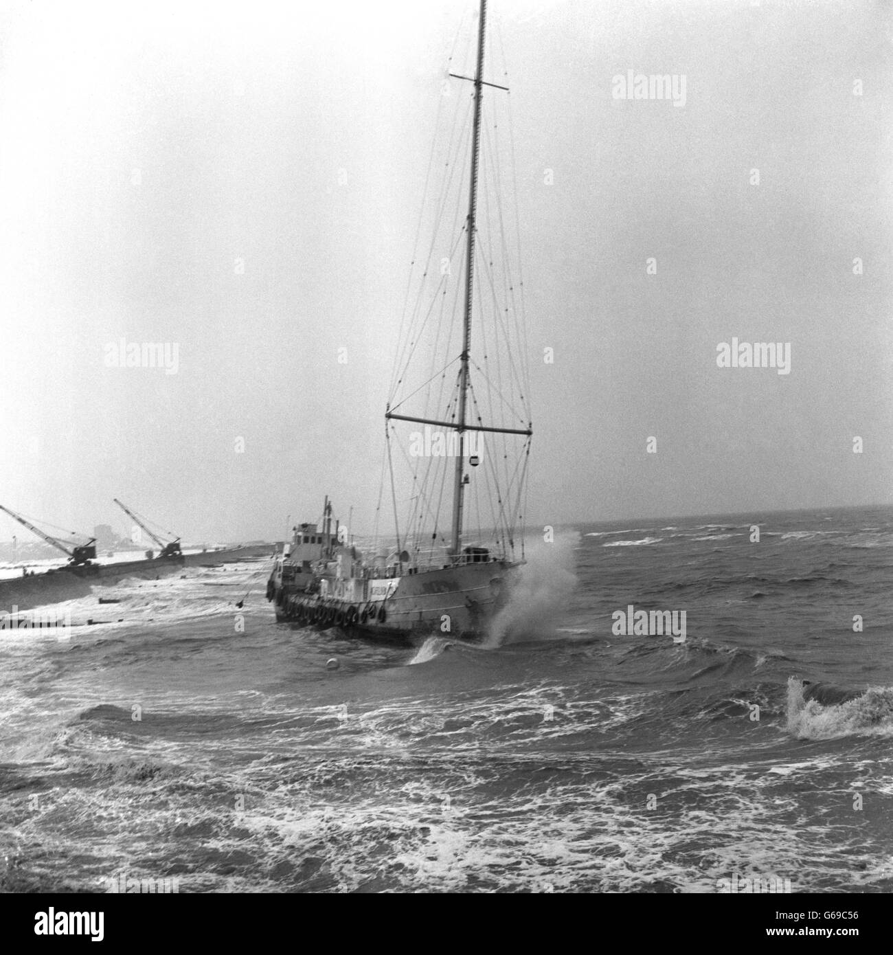 Un'onda che si schiantò contro i gomiti della stazione di musica pirata, radio Caroline, aground in acque ruvide tra Frinton e Holland-on-Sea, dove soffia di vento di gale-forza durante la notte. Cinque scimpanzette del disco tolte dalla boa delle braghe erano tra quelle salvate dalla nave prima del giorno. Foto Stock