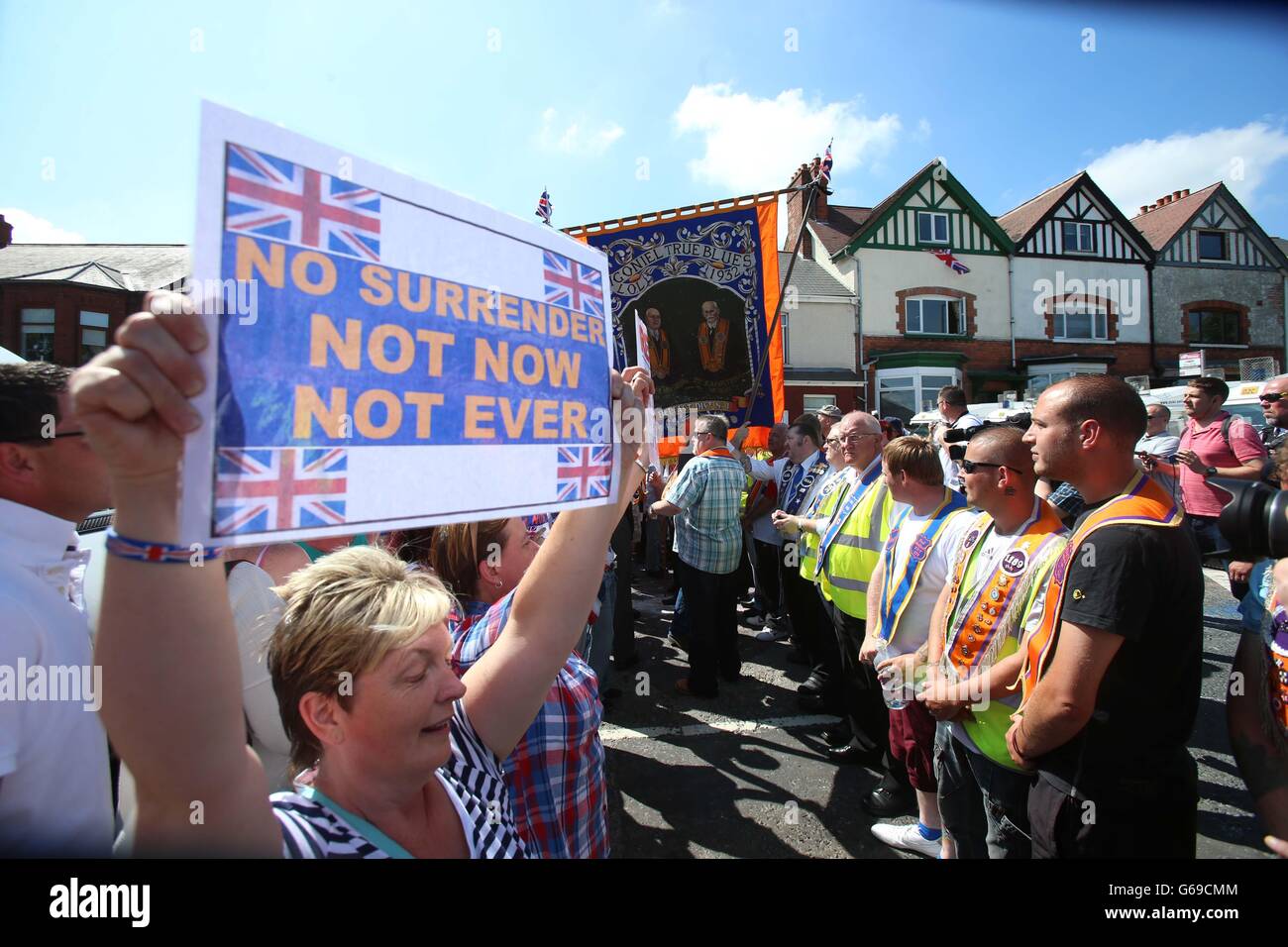 Orangemen durante uno stand-off con la polizia su Woodvale Road, Belfast, vicino all'Ardoyne, dopo la loro marcia di protesta è stato reinstradato dalla commissione parate. Foto Stock