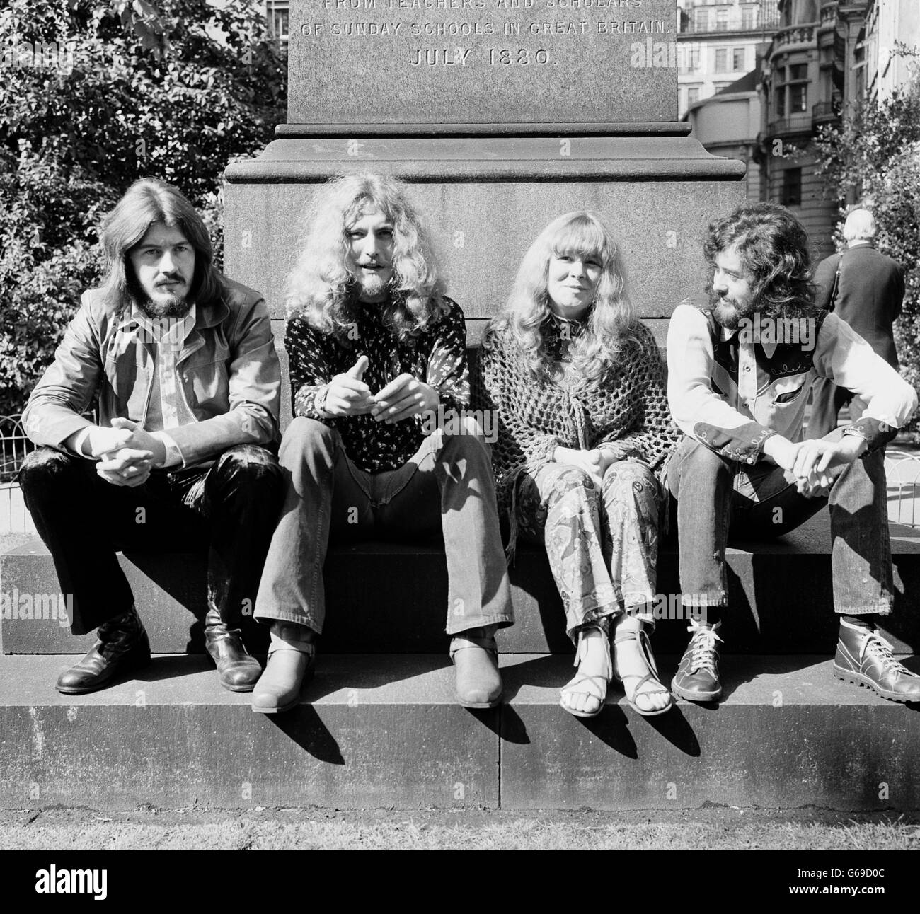I membri del LED Zeppelin (l-r) John Bonham, Robert Plant e Jimmy Page con il cantante Sandy Denny dopo aver ricevuto i loro premi nel Melody Maker Pop poll di Londra. Foto Stock