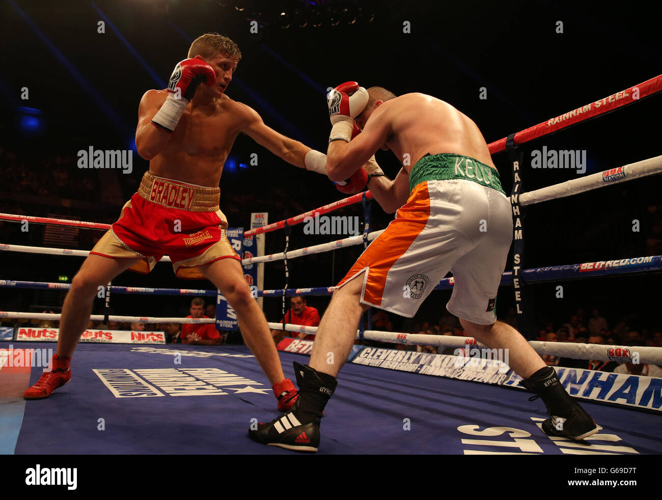 Bradley Saunders (a sinistra) in azione con Michael Kelly nel loro incontro di pesi Welterweight alla Wembley Arena, Londra. Foto Stock