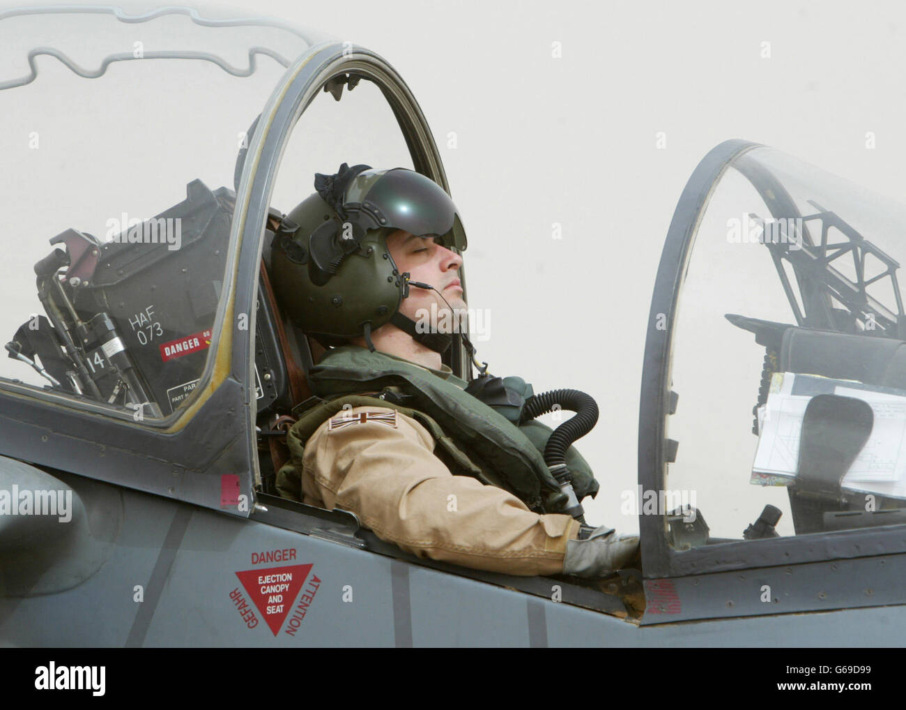 Il pilota britannico della Royal Air Force Flt Lt Mike Rutland chiude gli occhi mentre attende nell'abitacolo del suo Harrier GR7 mentre si trova inattivo incapace di volare a causa della tempesta di sabbia nella loro base in Kuwait. *..UNA feroce tempesta di sabbia in parti del deserto del Kuwait tagliare la visibilità a pochi metri (iarde), ma un comandante degli Stati Uniti ha detto che la polvere non avrebbe interrotto i piani per un'imminente invasione dell'Iraq. Foto Stock