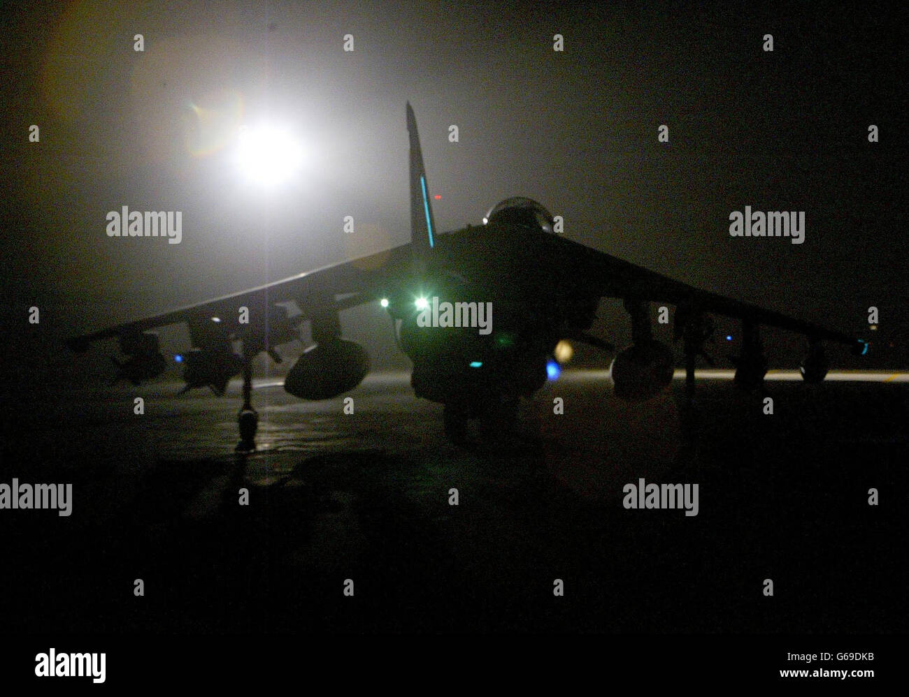 Un Harrier GR7 della Royal Air Force britannica completamente armato (RAF) si mette in taxi per la pista sotto i riflettori alla sua base in Kuwait prima di una missione sull'Iraq. * mercoledì le truppe statunitensi e britanniche si sono mosse in posizioni di marcia avanti, pronte a scatenare un massiccio assalto all'Iraq mentre il tempo era scosso per il presidente Saddam Hussein per evitare la guerra scegliendo l'esilio. Foto Stock Un Harrier GR7 della Royal Air Force britannica completamente armato (RAF) si mette in taxi per la pista sotto i riflettori alla sua base in Kuwait prima di una missione sull'Iraq. * mercoledì le truppe statunitensi e britanniche si sono mosse in posizioni di marcia avanti, pronte a scatenare un massiccio assalto all'Iraq mentre il tempo era scosso per il presidente Saddam Hussein per evitare la guerra scegliendo l'esilio. Foto Stock