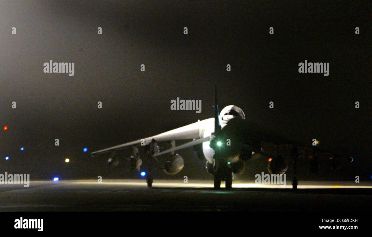 Un Harrier GR7 della Royal Air Force britannica completamente armato (RAF) si mette in taxi per la pista sotto i riflettori alla sua base in Kuwait prima di una missione sull'Iraq. * mercoledì le truppe statunitensi e britanniche si sono mosse in posizioni di marcia avanti, pronte a scatenare un massiccio assalto all'Iraq mentre il tempo era scosso per il presidente Saddam Hussein per evitare la guerra scegliendo l'esilio. Foto Stock Un Harrier GR7 della Royal Air Force britannica completamente armato (RAF) si mette in taxi per la pista sotto i riflettori alla sua base in Kuwait prima di una missione sull'Iraq. * mercoledì le truppe statunitensi e britanniche si sono mosse in posizioni di marcia avanti, pronte a scatenare un massiccio assalto all'Iraq mentre il tempo era scosso per il presidente Saddam Hussein per evitare la guerra scegliendo l'esilio. Foto Stock