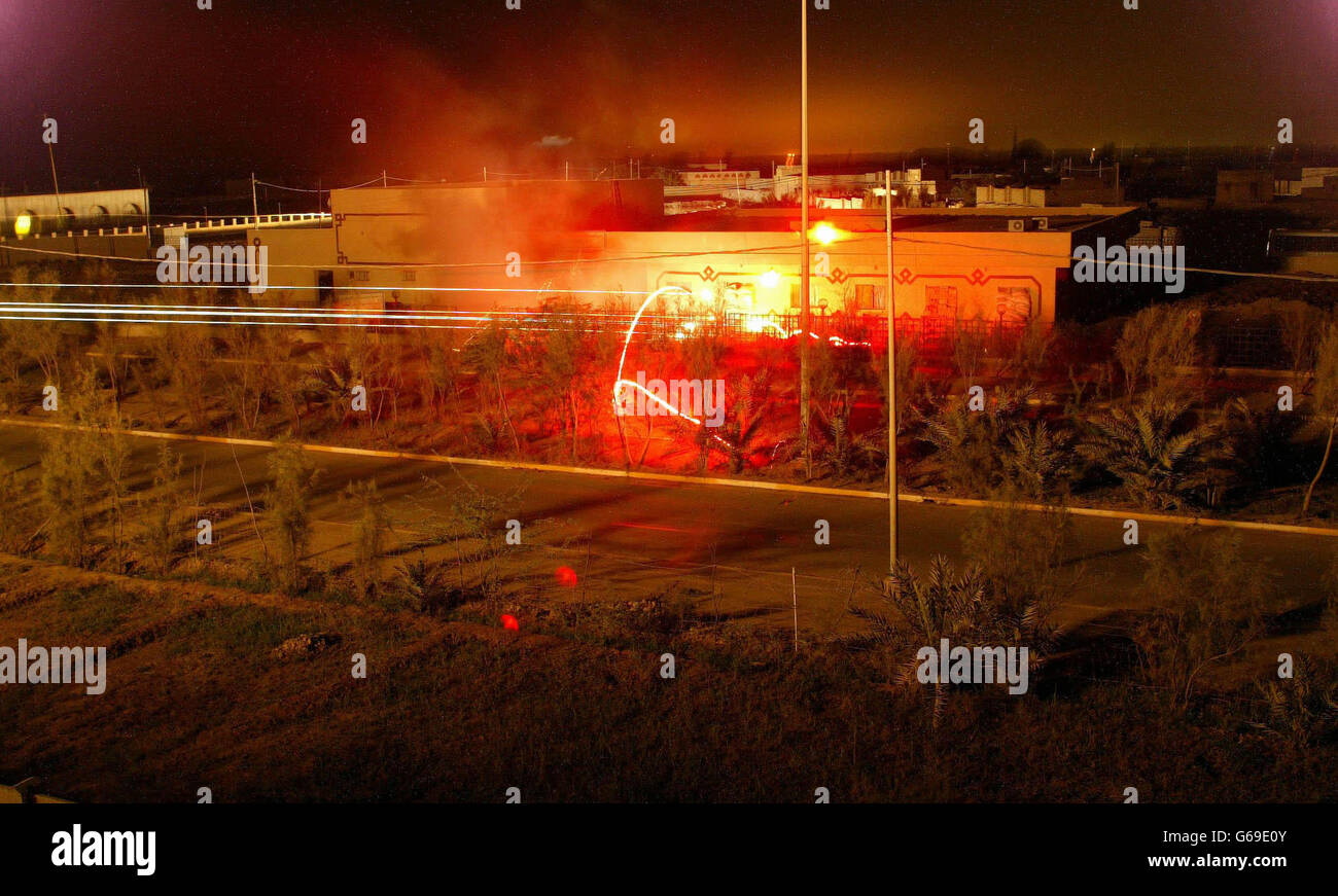 Il quartier generale del partito Ba'ath viene attaccato nei morti di notte da 40 Comando Royal Marines, nella città meridionale dell'Iraq di al FAW. Nell'edificio sono stati trovati i corpi di sei uomini d'armi iracheni. Foto Stock
