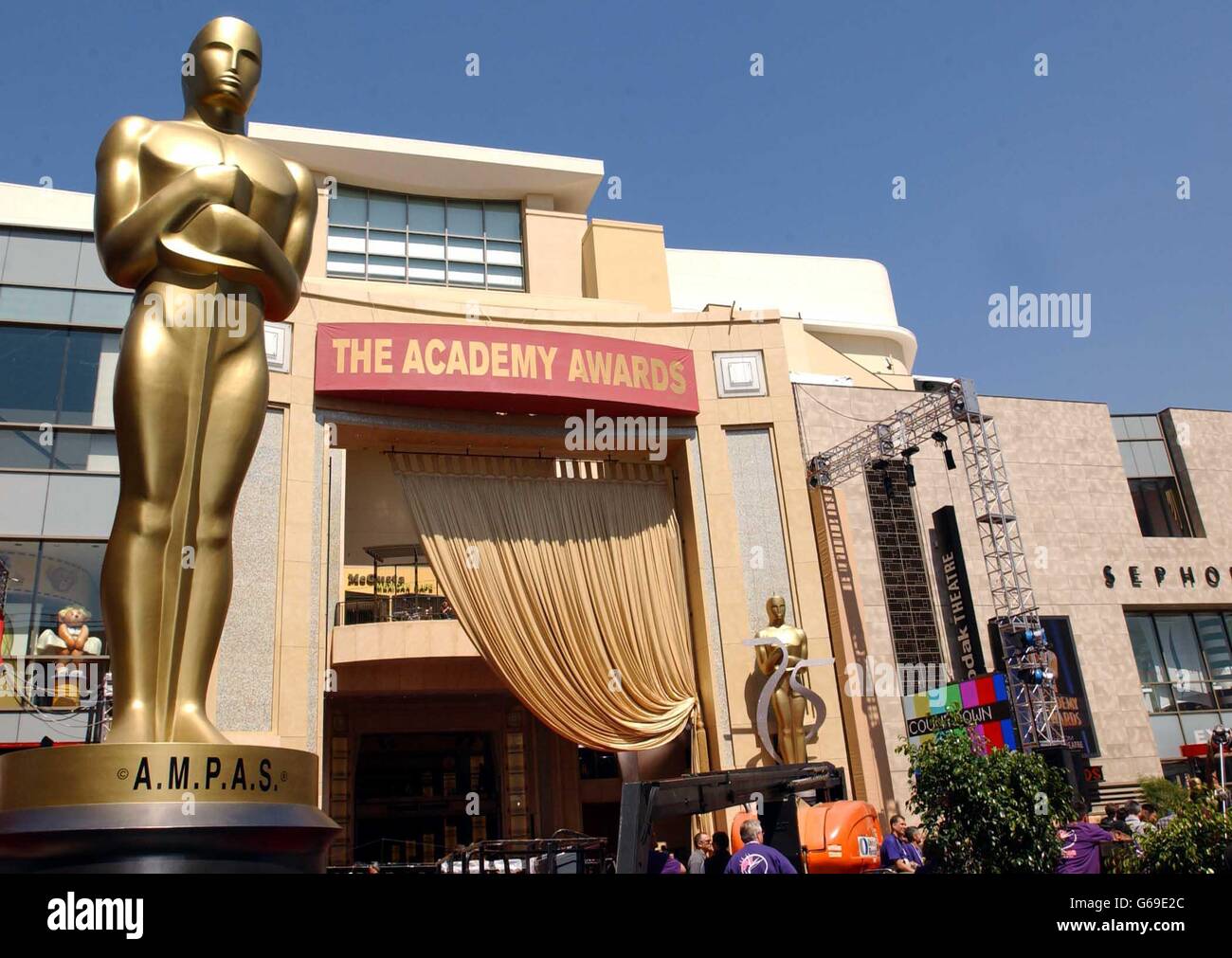 Una statua di Oscar fuori dal Kodak Theatre, Hollywood, Los Angeles, USA, dove si terranno i 75 ° premi Academy. Foto Stock