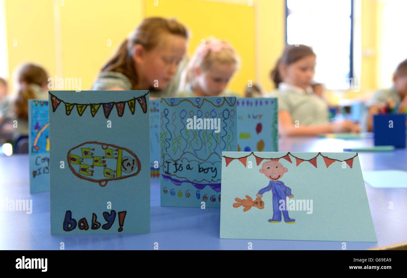 Vista generale delle schede di congratulazioni per il duca e la duchessa di Cambridge alla nascita del figlio, fatte dagli allievi della Bucklebury Church of England Primary School a Bucklebury, la casa di famiglia dei Middletons. Foto Stock