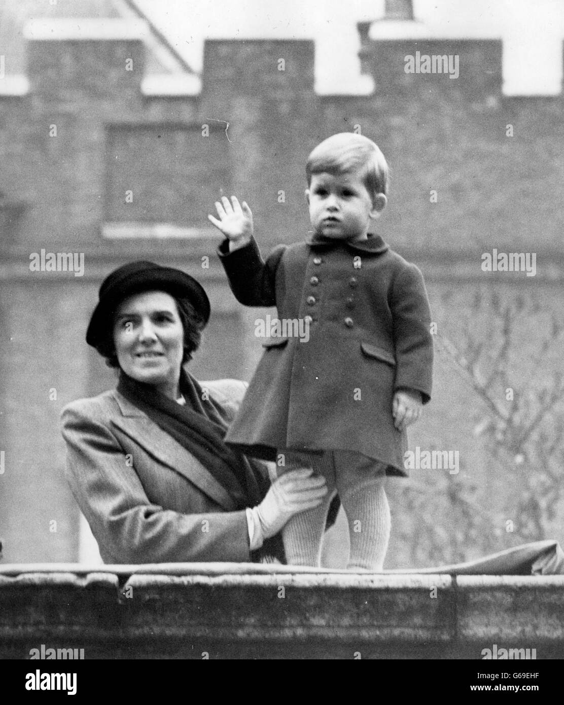 Il principe Carlo sventolando alla folla dal muro di Clarence House, Londra. Saldamente tenuto dall'infermiera Lightbody, il principe è visto sul punto panoramico da cui ha guardato i suoi nonni, il re e la regina, e sua madre, la principessa Elizabeth, guidando a Westminster per la cerimonia di apertura di Stato del Parlamento. *scansione a bassa risoluzione - scansione ad alta risoluzione su richiesta Foto Stock