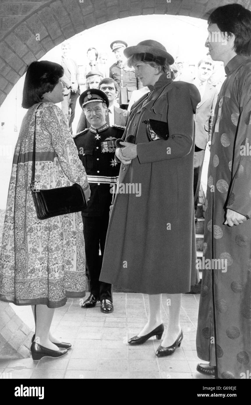 La principessa del Galles incontrò un'altra donna in attesa, la signora Nora Wang (a sinistra), al Pagoda Chinese Community Center durante una visita reale a Liverpool. *scansione a bassa risoluzione - scansione ad alta risoluzione su richiesta Foto Stock