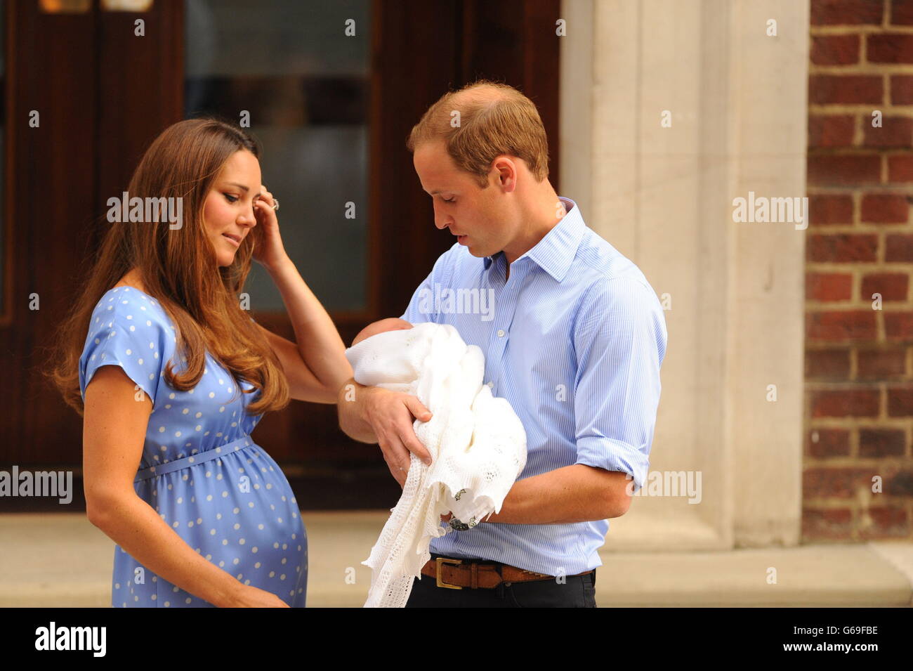 Il Duca e la Duchessa di Cambridge lasciano l'Ala Lindo del St Mary's Hospital di Londra, con il loro neonato figlio, il Principe Giorgio di Cambridge. Foto Stock