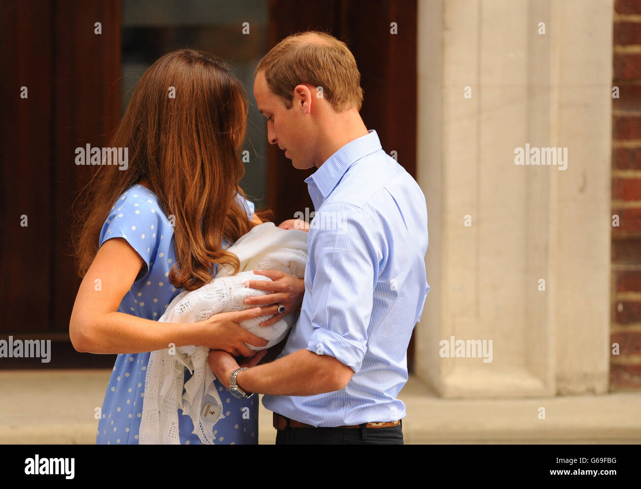 Il Duca e la Duchessa di Cambridge lasciano l'Ala Lindo del St Mary's Hospital di Londra, con il loro neonato figlio, il Principe Giorgio di Cambridge. Foto Stock