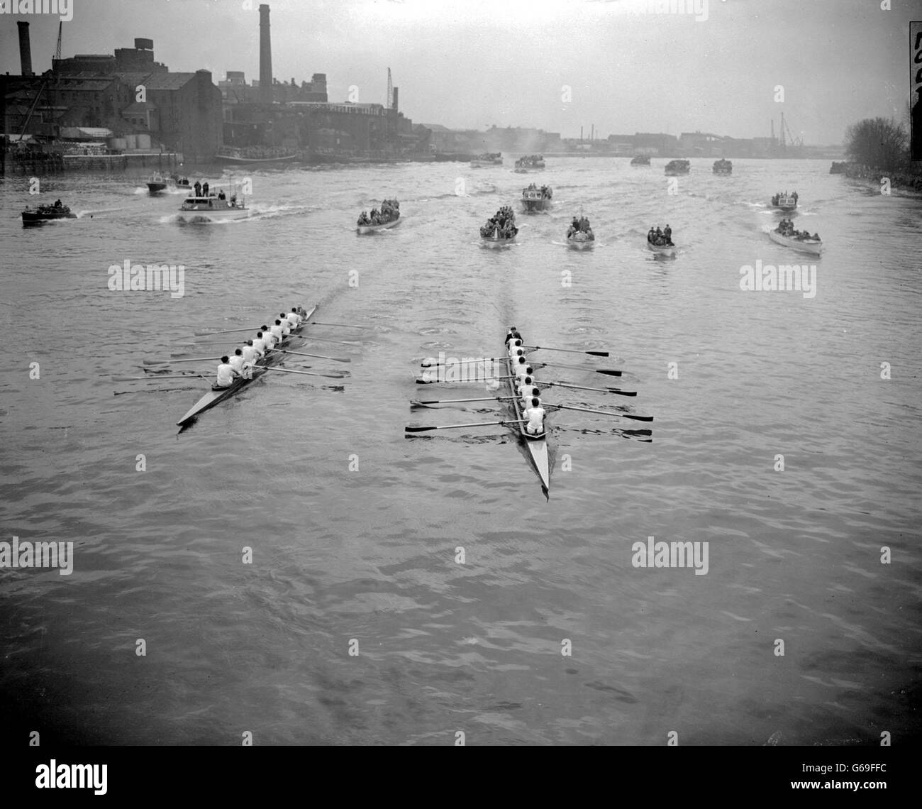 3 APRILE: In questo giorno nel 1954, Oxford batte Cambridge per quattro lunghezze e mezzo nella 100th University Boat Race. Oxford ha battuto Cambridge di quattro lunghezze e mezzo nella 100th University Boat Race. Oxford ha coperto il campo di quattro-e-un-quater Mile in 20 minuti 23 secondi. Foto Stock