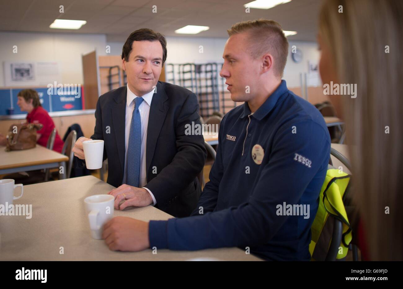 Il Cancelliere visita le Midlands. Il Cancelliere dello scacchiere George Osborne incontra il personale del Centro Nazionale di distribuzione di Tesco vicino a Rugby. Foto Stock