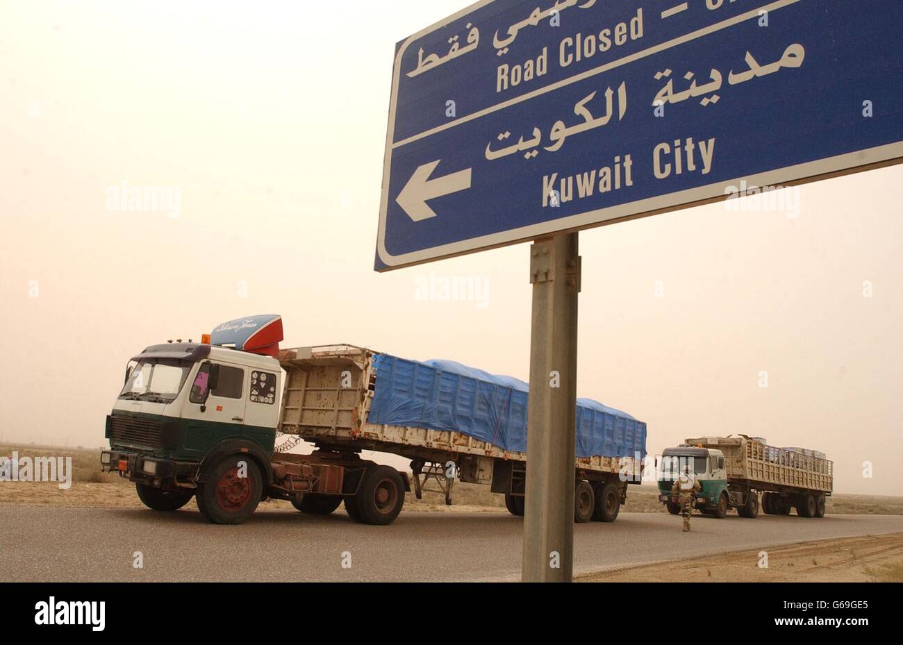 I camion contratti viaggiano verso il confine iracheno per consegnare una delle prime spedizioni d'acqua alla città portuale di Umm Qasr, nel sud dell'Iraq. Il primo cossibile convoglio di soccorso si è recato in Iraq nel bel mezzo di una tempesta di sabbia. * come le forze americane e britanniche hanno lottato per liberare la strada per più spedizioni di aiuti. Foto Stock