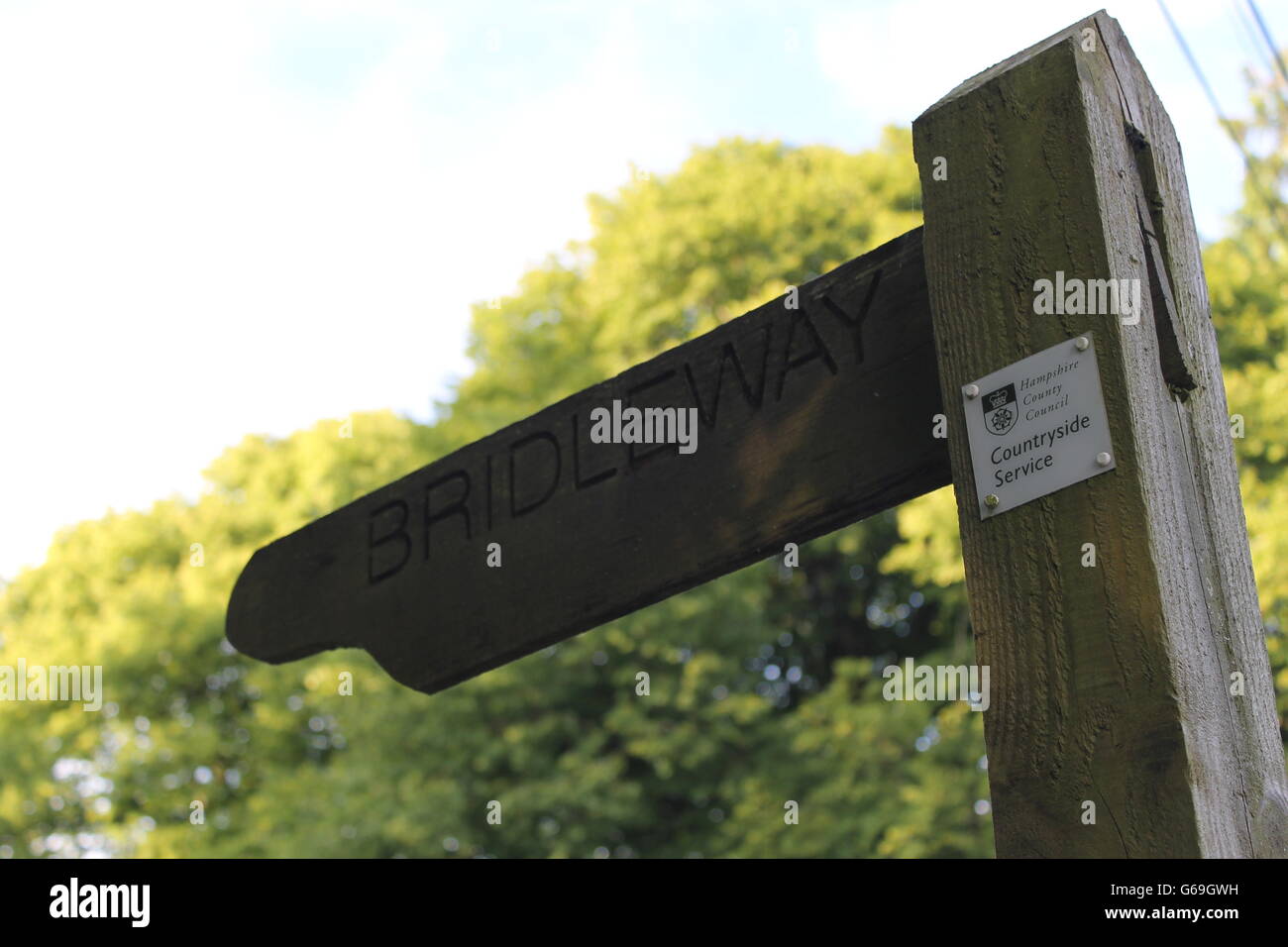 Bridleway, segno rurale, escursionisti, Medstead, Hampshire Foto Stock