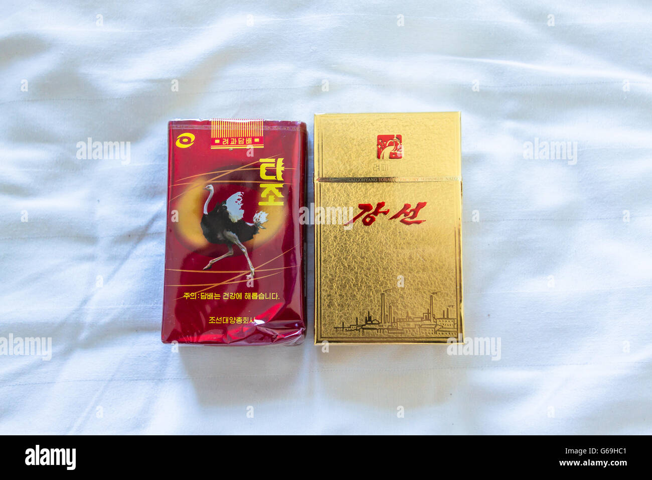 Due scatole di sigarette nordcoreane su un foglio bianco Foto Stock