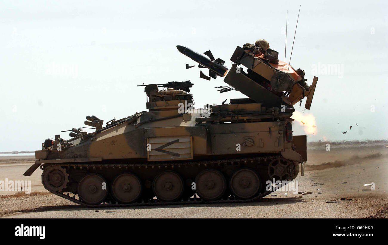 A Striker Vehicle Queens Dragoon Guards spara un missile di sidewinder a un bunker iracheno, a sud di Basra, Iraq meridionale. Foto Stock