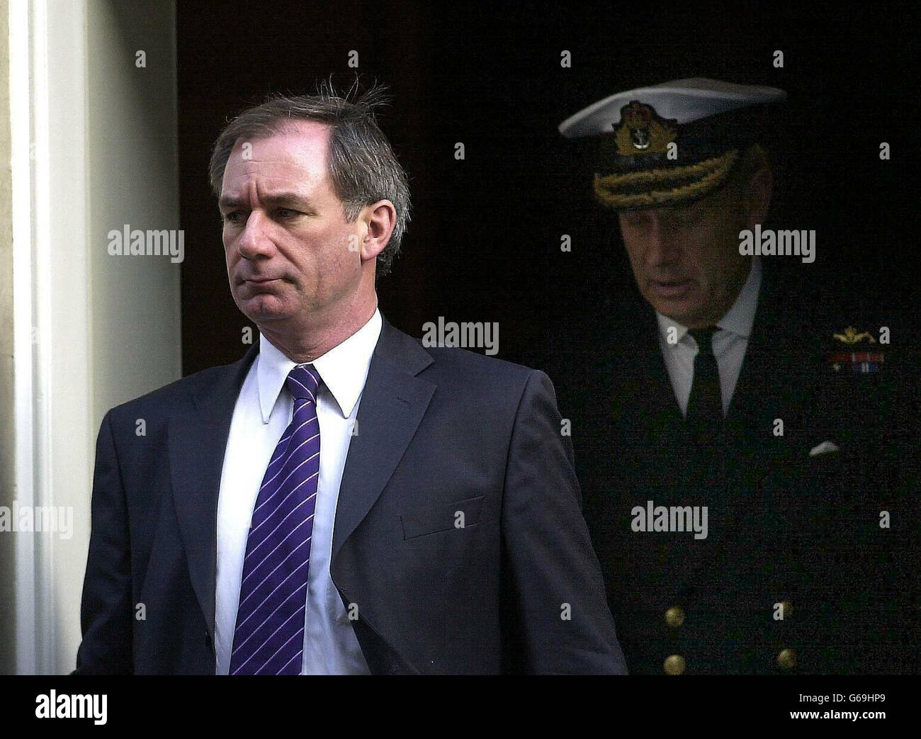 Il Segretario della Difesa Geoff Hoon (a sinistra) lascia il n. 10 Downing Street, Londra, con il Capo dello Stato maggiore della Difesa, Ammiraglio Sir Michael Boyce dopo una riunione del gabinetto di guerra. Foto Stock