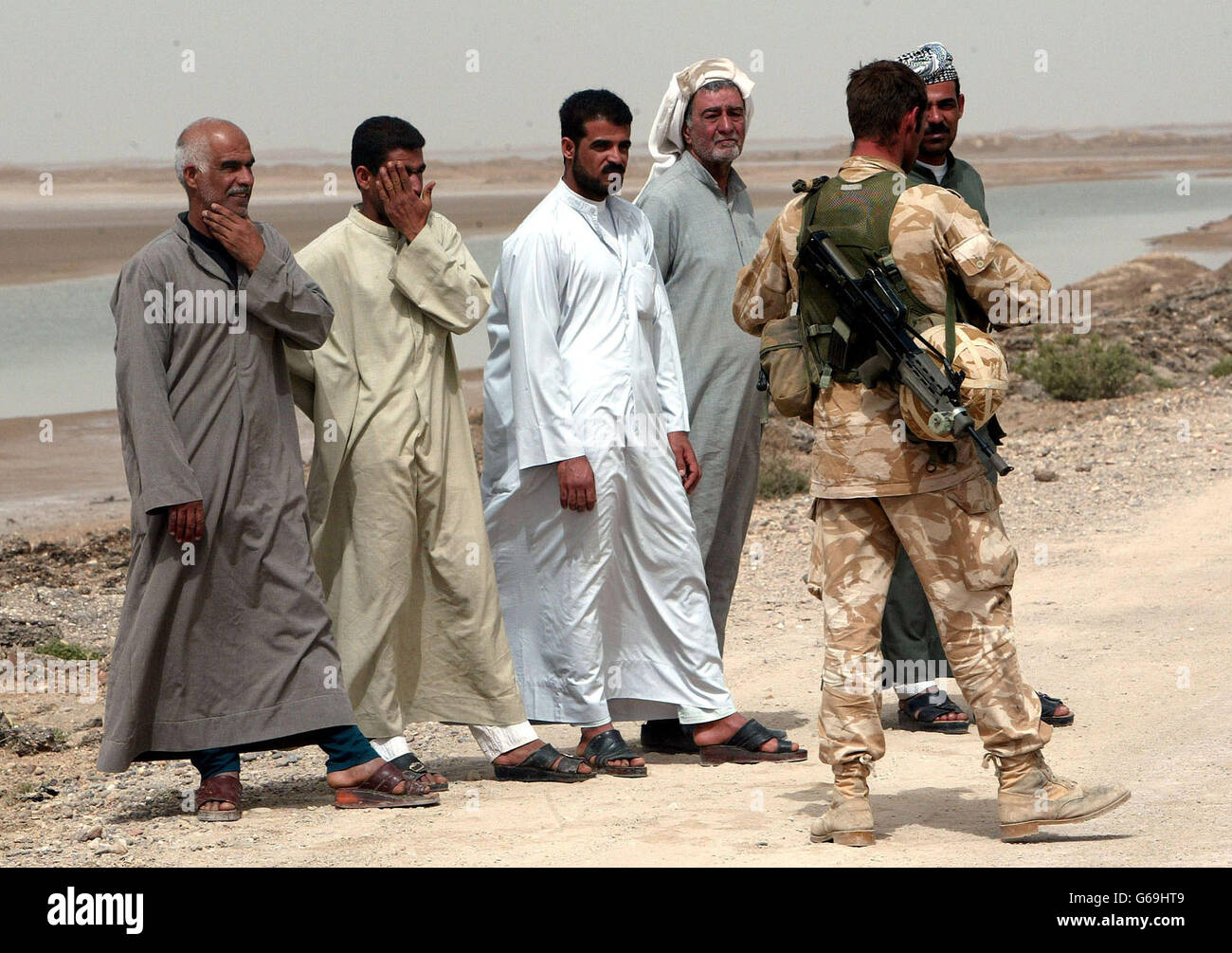 Soldati britannici in servizio di ingresso dal 29 Commando Regiment Royal Artillery si fermano e cercano un veicolo civile in un blocco stradale vicino alla roccaforte militare irachena di Abu al Khasib fuori di Basra nel sud dell'Iraq. * il sostegno dei britannici per la guerra contro l'Iraq è diminuito per la prima volta dall'inizio del conflitto, un sondaggio di opinione pubblicato lunedì trovato. Foto Stock