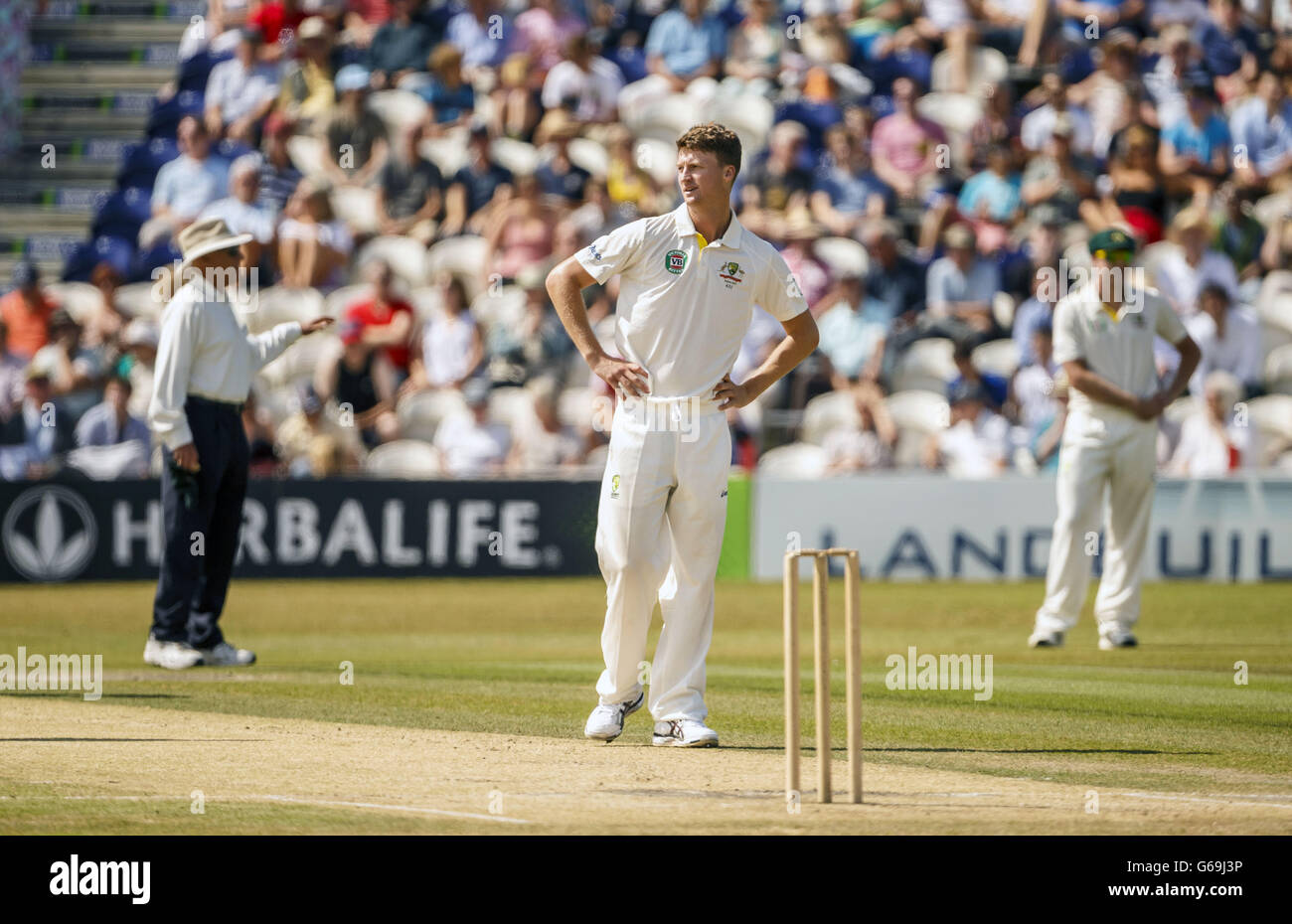 L'australiano Jackson Bird è colpito per quattro durante il terzo giorno della partita internazionale del tour al BrightonandHoveJobs.com County Cricket Ground, Hove. Foto Stock