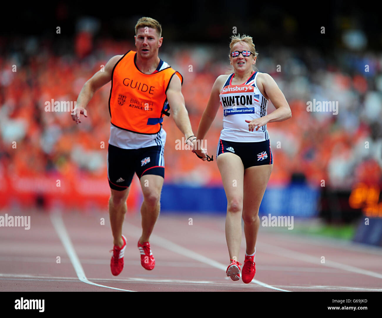 Il Tracey Hinton della Gran Bretagna durante il T11 delle Donne 200 metri durante il Sainsburys International Para Challenge allo Stadio Olimpico di Londra. Foto Stock