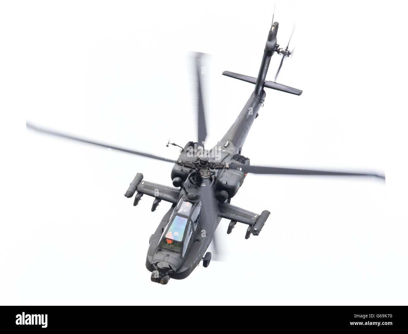 LEEUWARDEN, PAESI BASSI - giu 11, 2016: Boeing AH-64 attacco Apache elicottero volando una demo durante il Royal Netherlands Air Foto Stock