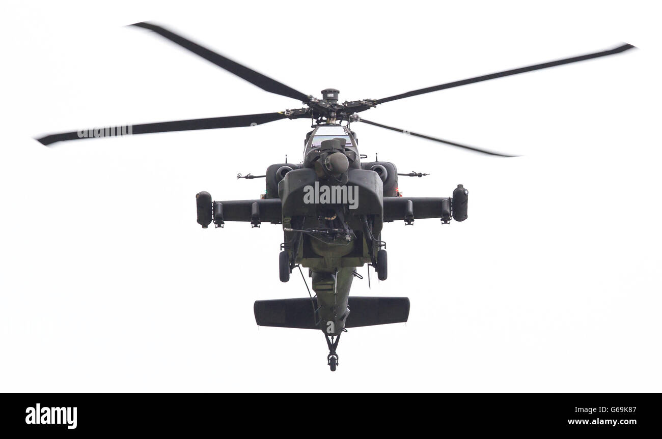 LEEUWARDEN, PAESI BASSI - giu 11, 2016: Boeing AH-64 attacco Apache elicottero volando una demo durante il Royal Netherlands Air Foto Stock
