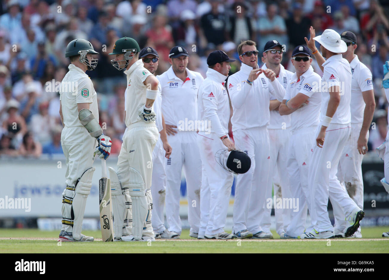 Australia il battitore Chris Rogers (a sinistra) parla al suo capitano Michael Clarke dopo essere stato fuori per 84 intrappolato fuori LBW dal bowler inglese Graeme Swann durante il giorno uno della terza partita di prova di Investec Ashes a Old Trafford Cricket Ground, Manchester. Foto Stock