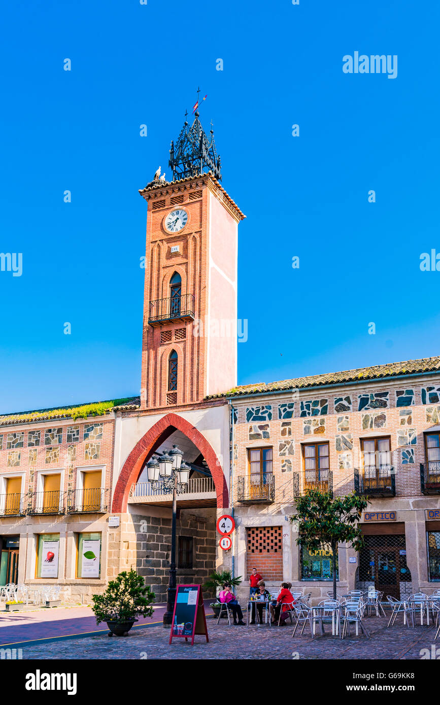 Navarro piazza con la torre dell orologio (costruito nel 1901) formando un arco a sesto acuto su una strada. Oropesa Foto Stock
