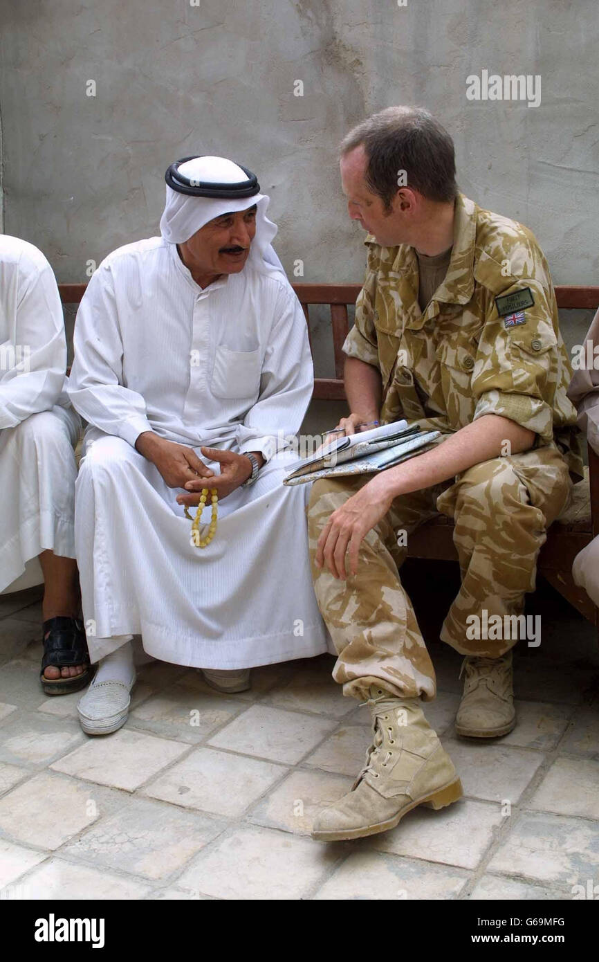 Il comandante della Zulu Company, 1RRF, il maggiore Duncan McSpooran (a destra) incontra il signor McMillan, uno degli Imams locali a Basra, nell'Iraq meridionale. Foto Stock