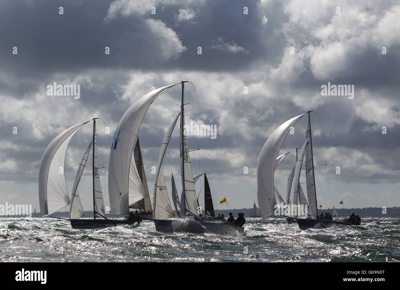 Vela - Aberdeen Asset Management settimana Cowes - giorno uno - Isola di Wight. La flotta SB20 inizia a correre durante il primo giorno della Aberdeen Asset Management Cowes Week, Isola di Wight. Foto Stock