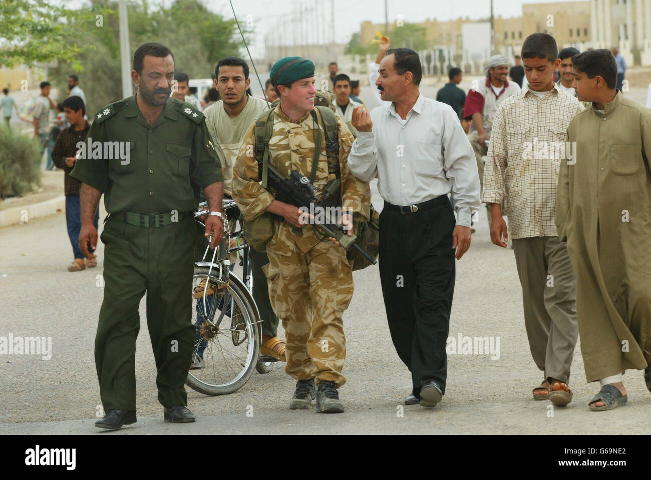 Capitano Simon Rogers, 25, 40 Commando Royal Marines del Kent che aiuta a sorvegliare le strade di al FAW, a sud di Basra con il poliziotto iracheno Moyet Abdul Jabar. Foto Stock