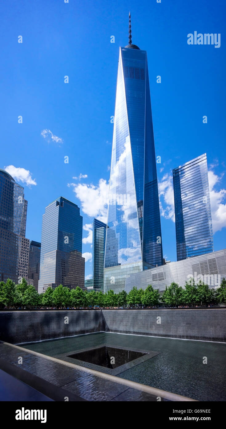 One World Trade Center, la Freedom Tower, visto da sud la piscina del WTC in Manhattan inferiore Foto Stock